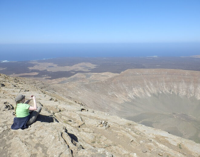 Kathi Keinstein auf dem Rand der Caldera Blanca