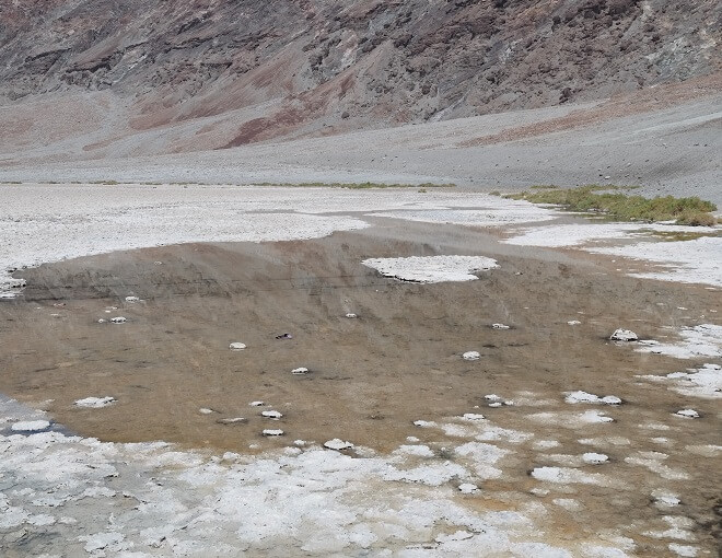 Wasserrest in der Salzpfanne des Badwater Basin