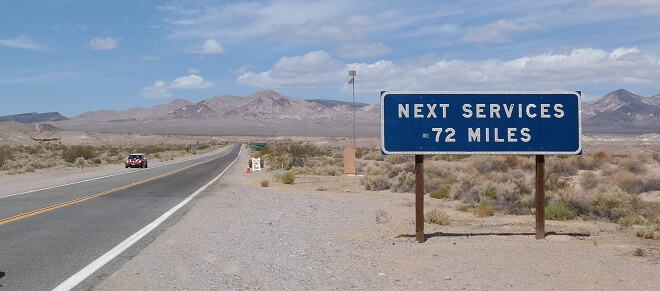 Strasse ins Death Valley: Die nächsten 116 Kilometer gibt es weder Sprit noch Wasser noch Werkstatt!