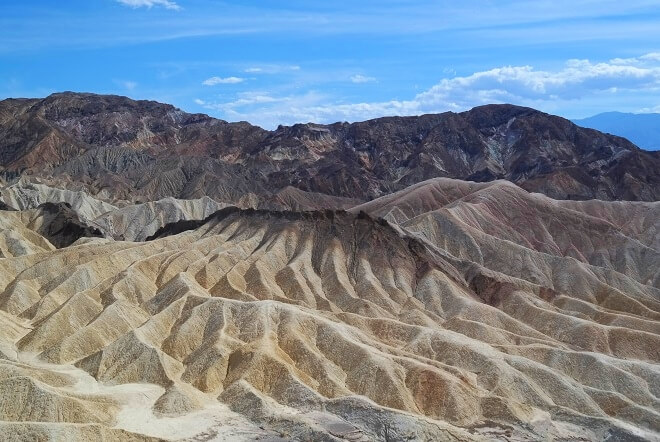 Zabriskie Point: Bizarre Hügellandschaft durch Erosion