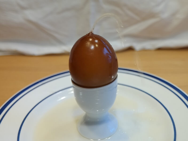 Der osmotische Druck im Ei lässt das Wasser herausschiessen.