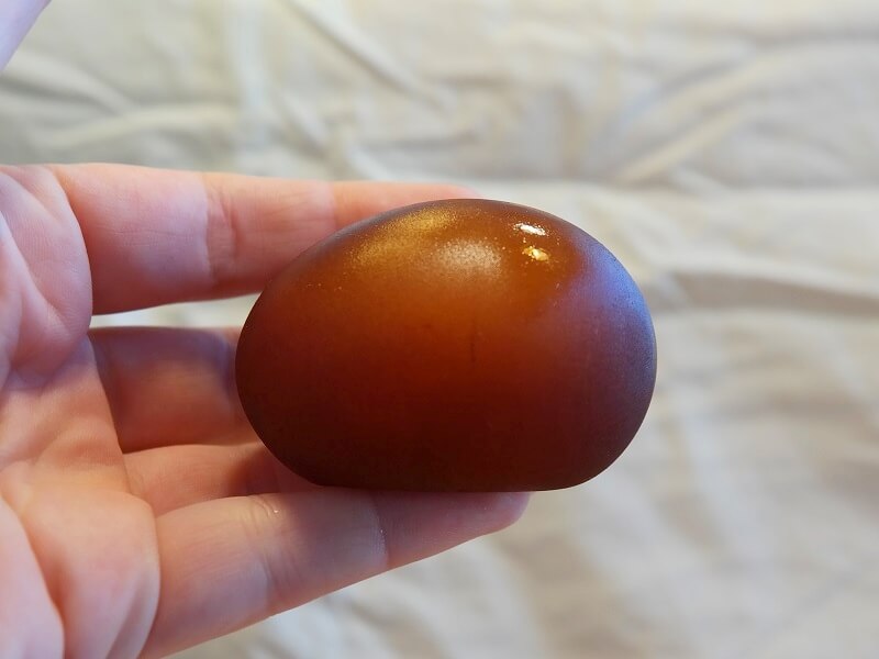 Experiment 2: Das geschrumpfte Ei ist nachgiebiger als das ‚nackte‘ Ei aus Versuch 1.