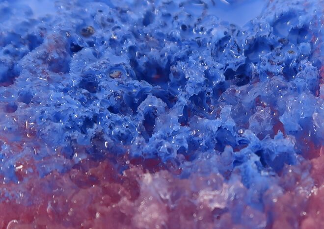Acrylfarbe auf schmelzendem Eis