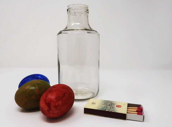 Was ihr braucht: Glasflasche mit weiter Öffnung, hartes Ei und Streichhölzer