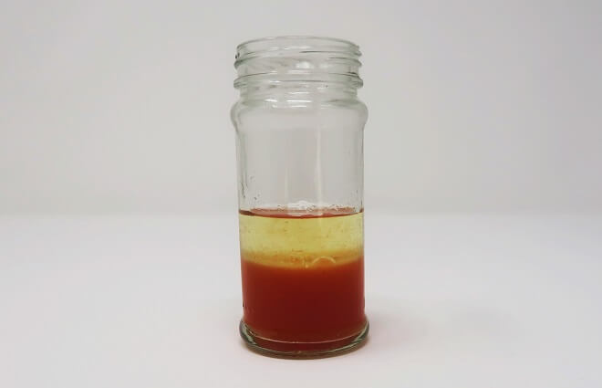 2.) Die gelbliche Ölschicht schwimmt auf dem Tomaten-Wasser