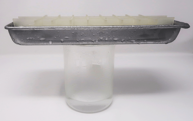 Meine Eiswürfelform aus Aluminium passt genau auf das Becherglas - so habe ich die Eiswürfel gar nicht herausgenommen, sondern die Schale einfach auf das Glas gestellt.