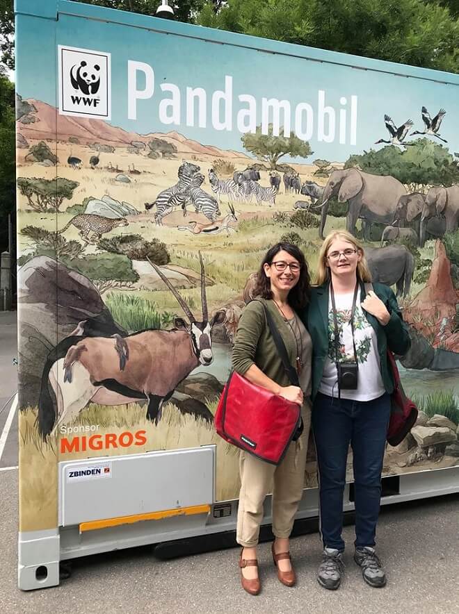 Rita Angelone und Kathi Keinstein vor dem Pandamobil