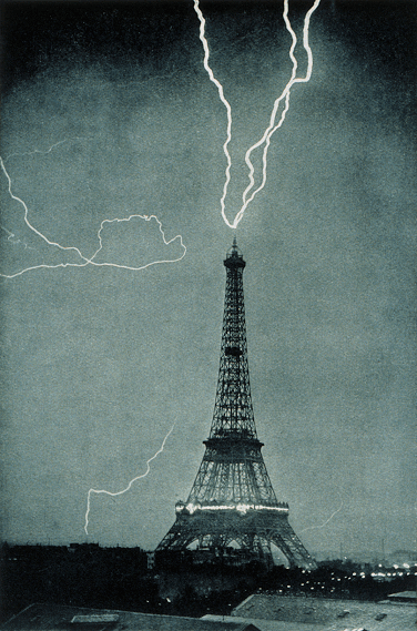 Gewitter in Paris: Gleich drei Blitze schlage in den Eiffelturm ein