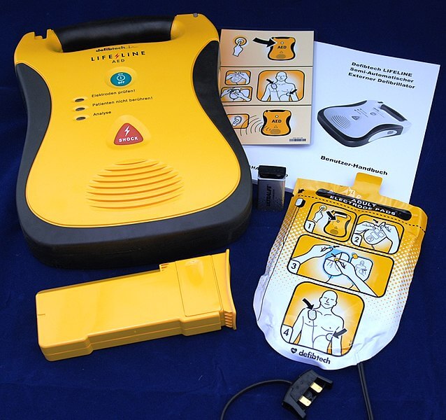 Ein typischer AED (Laien-Defibrillator) mit Zubehör