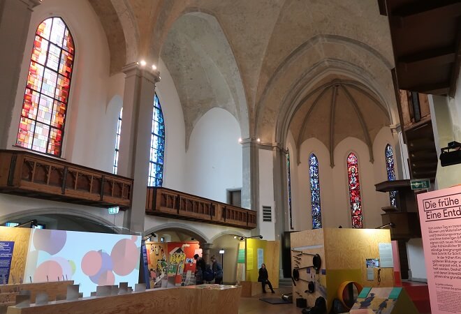 Rundblick über die Ausstellung "Die Welt entdecken" in der neugotischen St. Leonhardskirche