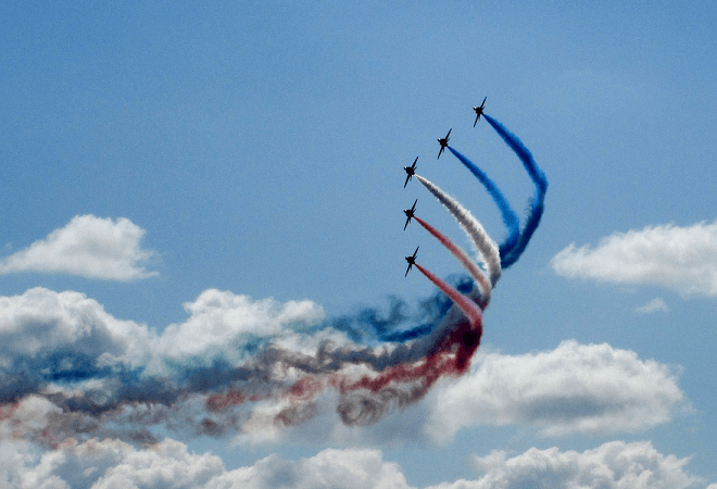 Keine Kondensstreifen, sondern "Chemtrails": Im Rahmen einer Flugshow "malen" fünf Kampfjets eine rot-weiss-blaue Streifen an den Himmel.