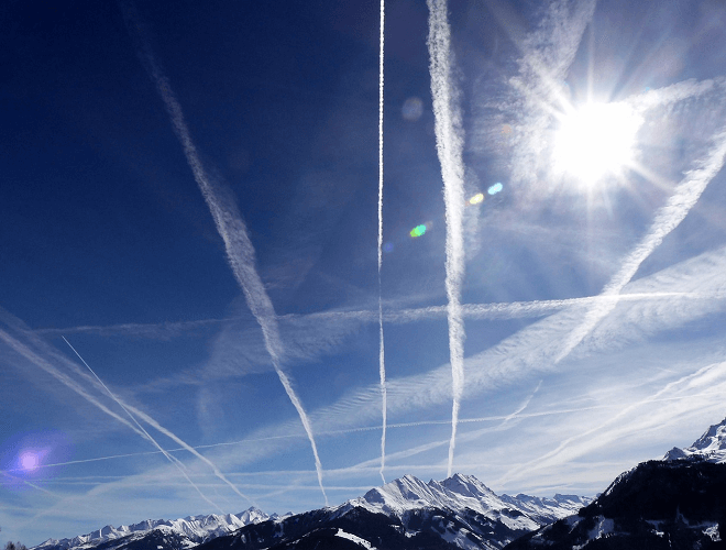 Kondensstreifen bilden fast rechtwinklige Karrees am Himmel: Das Himmelsstrassennetz wird sichtbar!