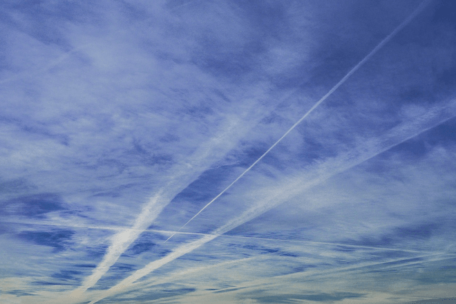 Kondensstreifen bzw. Homomutatus- und natürliche Cirrus - Wolken