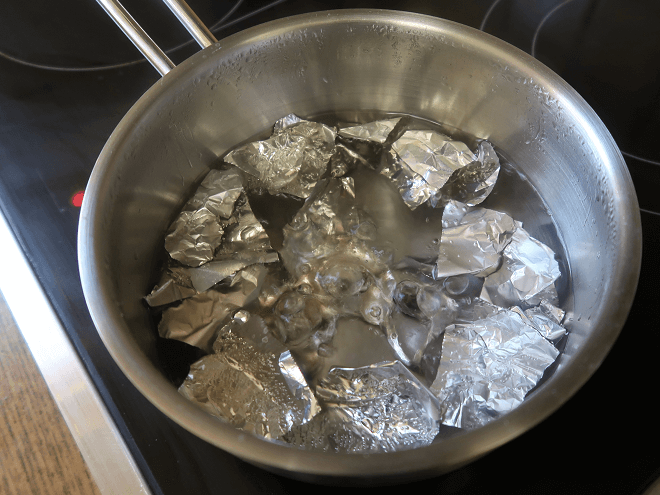Silber und Alufolie im Kochtopf
