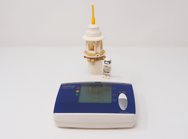 Legosteine und Blutdruckmessgerät aus ABS-Kunststoff