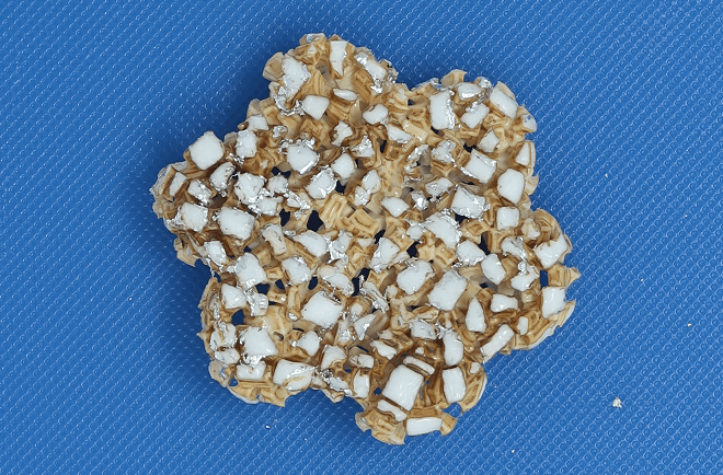 Rückseite der gebräunten HDPE-Blume mit Alu-Resten