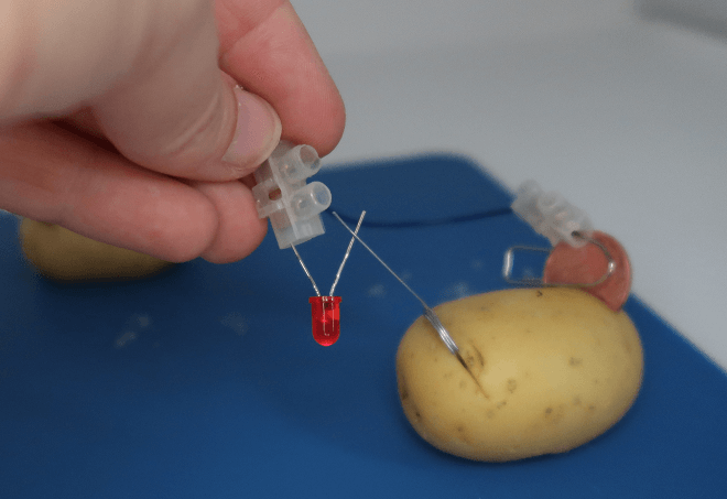 Kartoffelbatterie betreibt rote LED